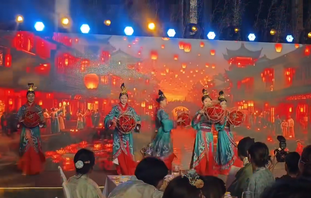 滚灯舞 表演姿态